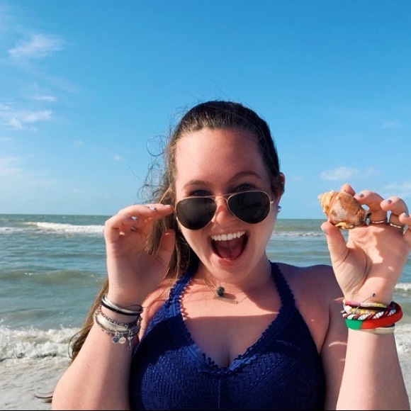 Profile Picture of Julia Geary (@juligeary) on Poshmark