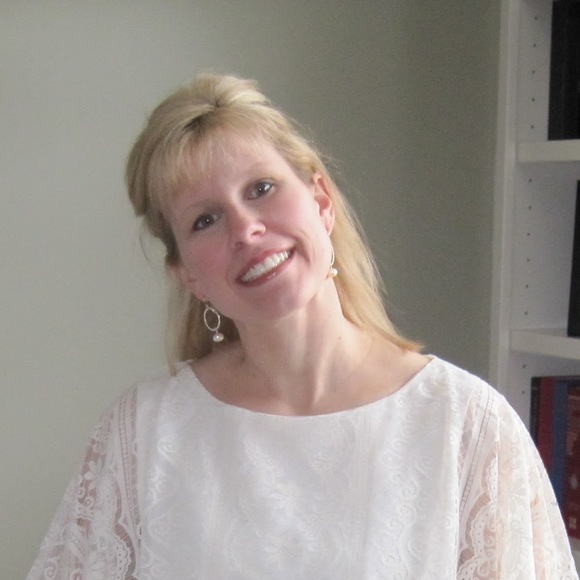 Profile Picture of Angela Scott (@damdlscott) on Poshmark