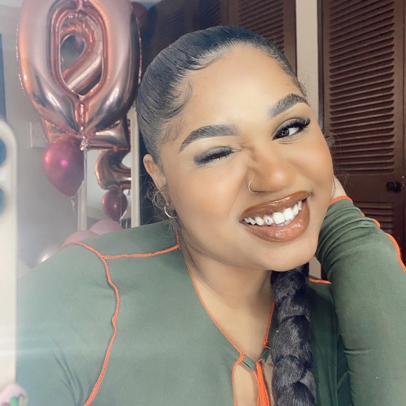 Profile Picture of Dominika Dimora (@dominika97) on Poshmark