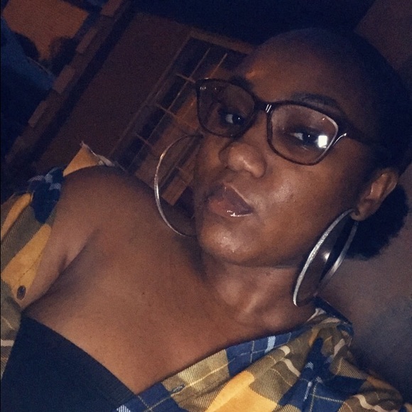 Trinity Stephens - Poshmark Profile Picture of Trinity Stephens (@trinitymaria) on Poshmark