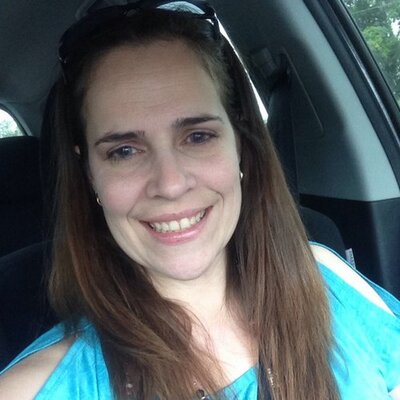 Profile Picture of Lisa Crosby (@dearmas124) on Twitter