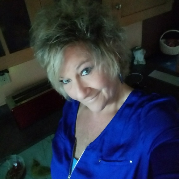 Profile Picture of Lisa Pearson (@lola2974) on Poshmark