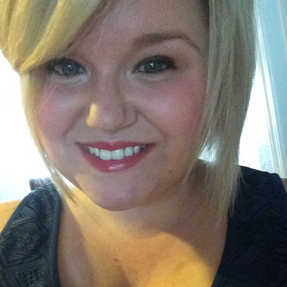 Profile Picture of Lindsey Wolfe (@lindseywolfe89) on Poshmark