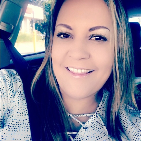 Profile Picture of Erika Lorenzo (@erikalorenzo) on Poshmark