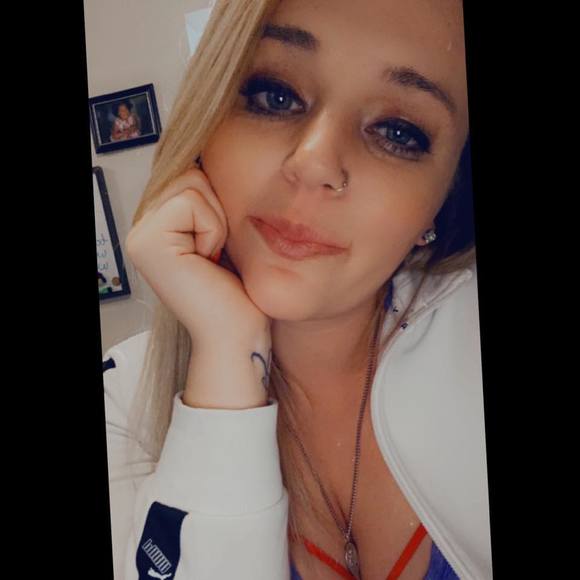 Profile Picture of Nichole Simon (@nicholesimon) on Poshmark