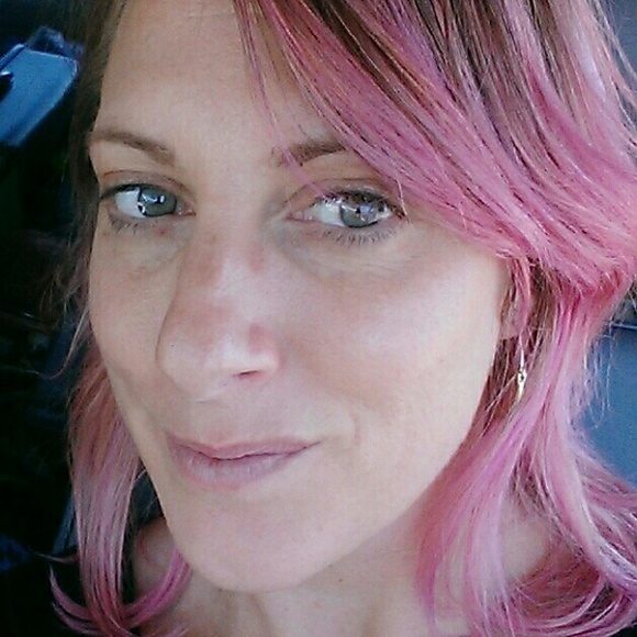 Profile Picture of Elizabeth Havice (@wonderlygirl) on Poshmark