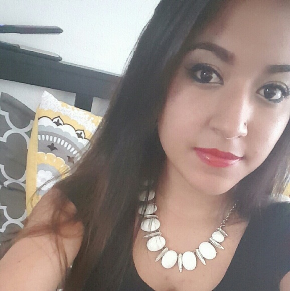 Profile Picture of Chantalle Gomez (@chantii92) on Poshmark