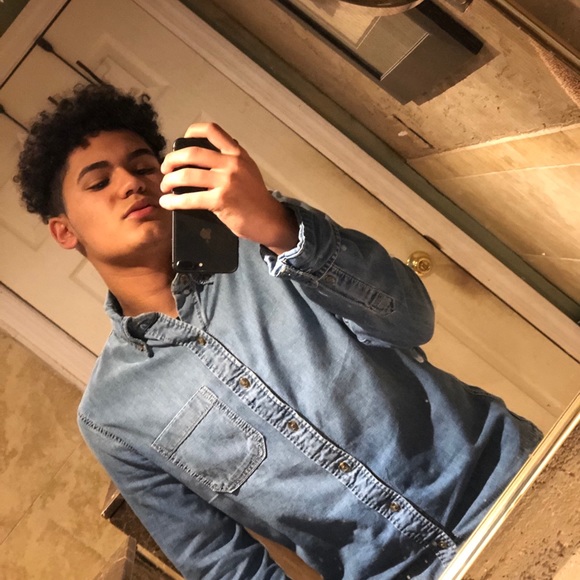 Profile Picture of Adam Vera (@fasionlogix) on Poshmark