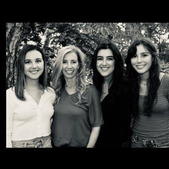 Profile Picture of Kristin Pompeo (@designer47) on Poshmark