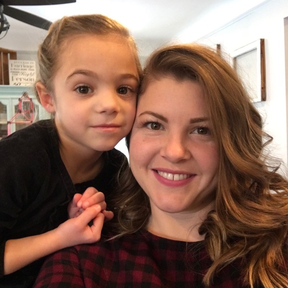 Profile Picture of Laura Dobbertin (@ldobbertin) on Poshmark