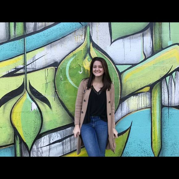 Profile Picture of Sam Crum (@sammi_1422) on Poshmark