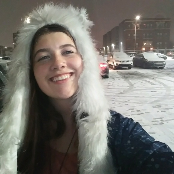 Profile Picture of Michaela May (@michaelamayyy) on Poshmark