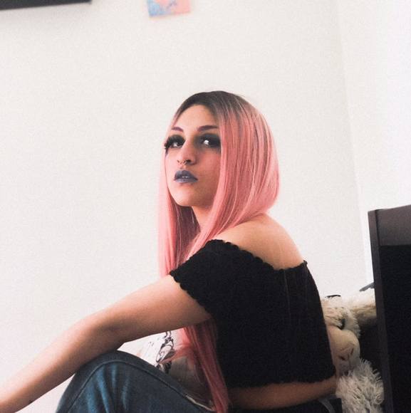 Katherine Fornos - Poshmark Profile Picture of Katherine Fornos (@novellaesque) on Poshmark