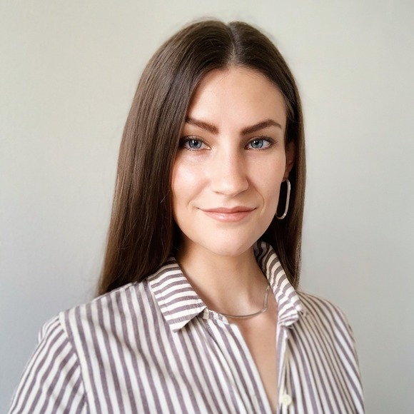 Profile Picture of Stephanie Oleyar (@stephanieoleyar) on Poshmark
