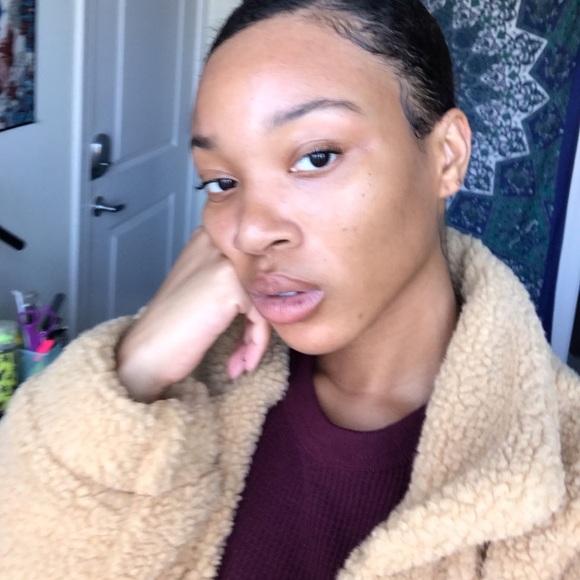 Profile Picture of Adrina Smith (@adrinasm) on Poshmark