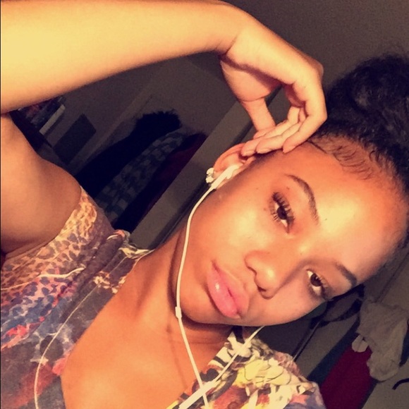 Profile Picture of Michelle Bayley (@frecklee_faceee) on Poshmark