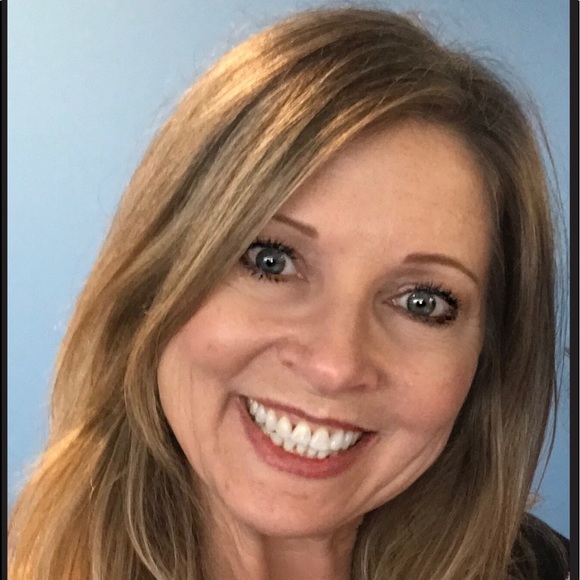 Profile Picture of Donna Lauritzen (@donnaklauritzen) on Poshmark