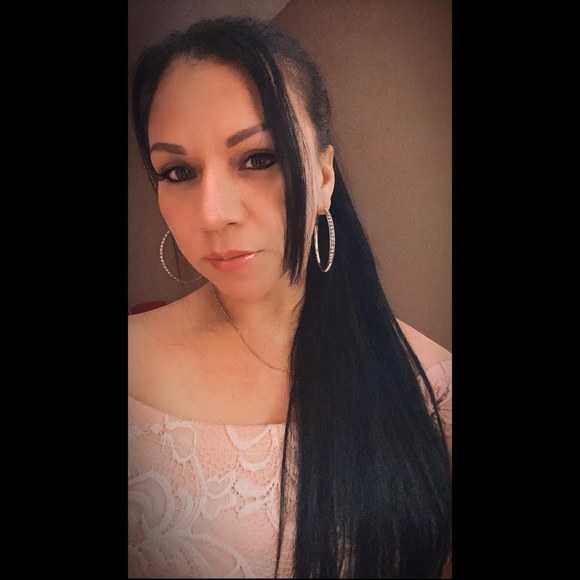 Profile Picture of Mia Debilzan (@hormigita26) on Poshmark