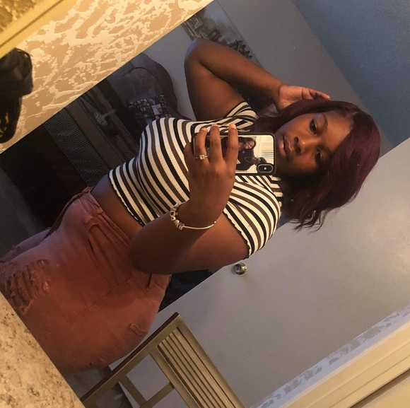 Profile Picture of Crystal Holt (@crystallholt) on Poshmark