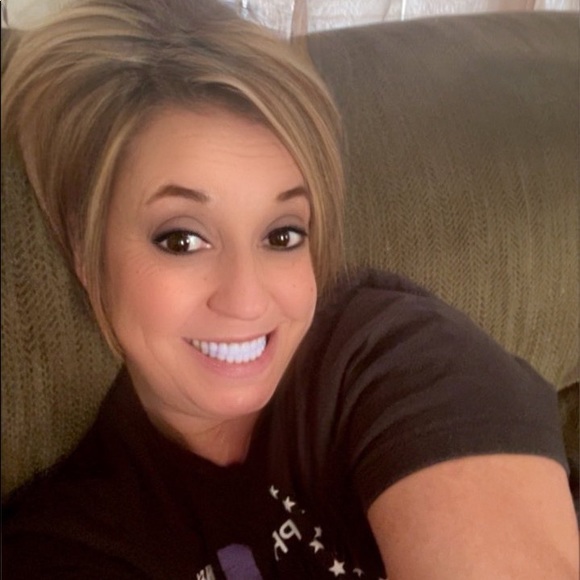 Profile Picture of April Addison (@aprila73) on Poshmark