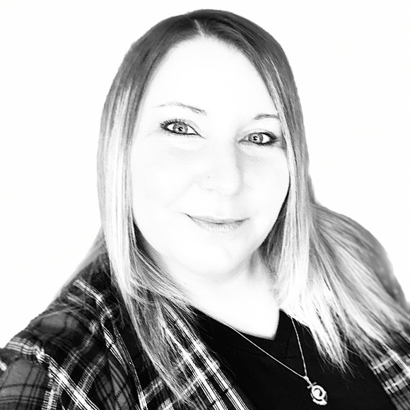 Profile Picture of Jennie Sharp (@sharpie76) on Poshmark