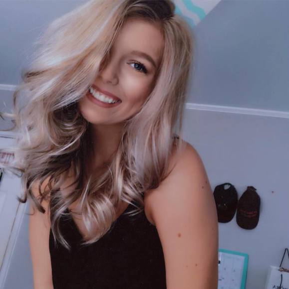 Profile Picture of Samantha Owen (@samanthaowen879) on Poshmark