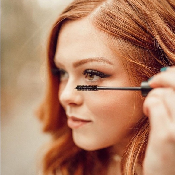 Profile Picture of Demi Zakis (@dzakis1216) on Poshmark