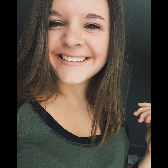 Profile Picture of Alexa Hess (@alexa_hess) on Poshmark