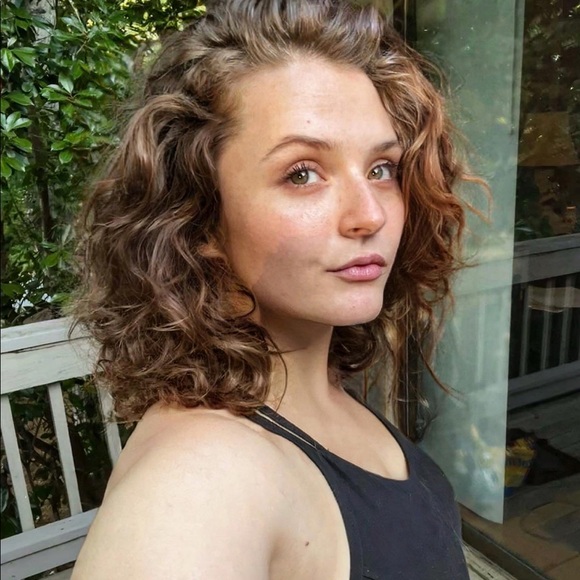 Profile Picture of Julianna Nelson (@viloetastronaut) on Poshmark