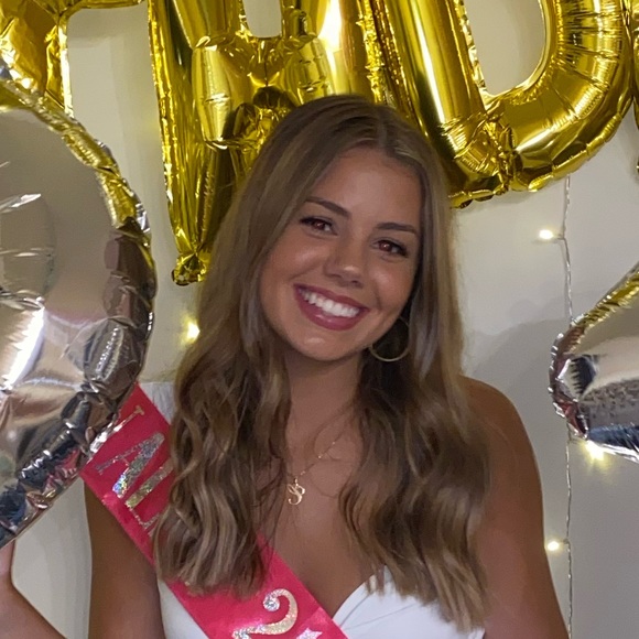 Profile Picture of Chloe Topper (@chloe_topper) on Poshmark