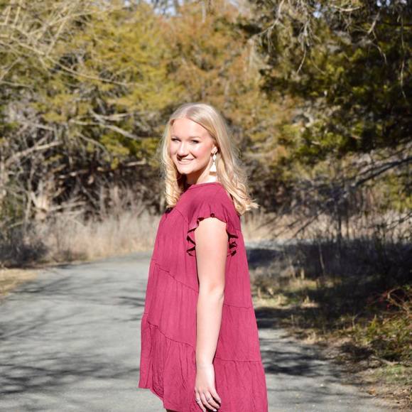 Profile Picture of Alyssa Seratte (@alyssaseratte) on Poshmark