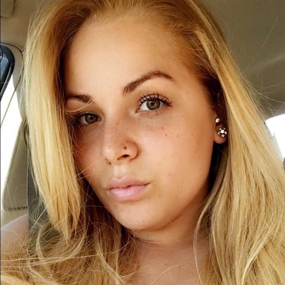 Profile Picture of Arielis Melendez (@arielisxoxo) on Poshmark