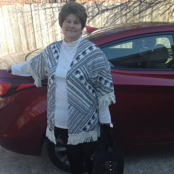 Profile Picture of Linda Golemon (@yannylindag) on Poshmark