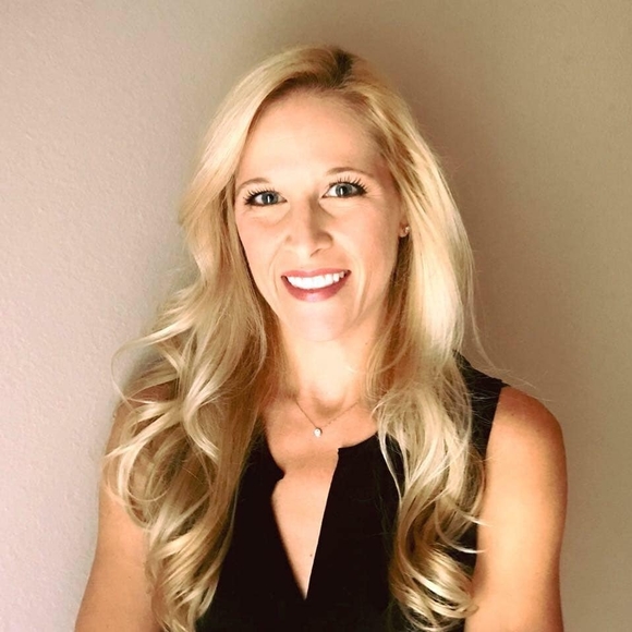 Profile Picture of Tara Buenzli (@tarabuenzli) on Poshmark