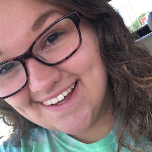 Profile Picture of Allison Barnes (@allisonbarnes98) on Poshmark