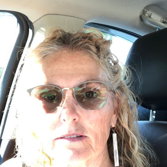 Profile Picture of Robin Hoffman (@r0binann1960) on Poshmark