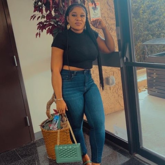 Profile Picture of Vanessa Alcindor (@vanevannesa) on Poshmark