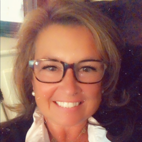 Profile Picture of Stephanie Geary (@stephaniegeary) on Poshmark