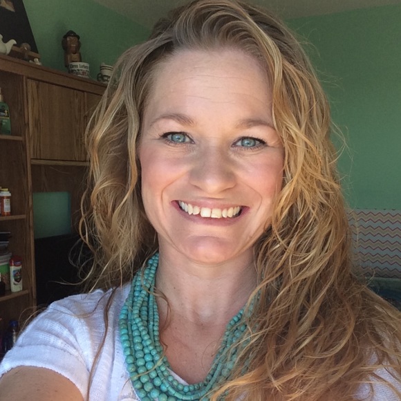 Profile Picture of Jolene Craiglow (@jolenealy) on Poshmark