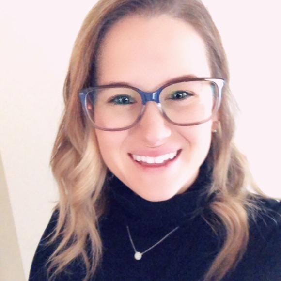 Profile Picture of Julia Manuszewski (@j_manuszewski) on Poshmark