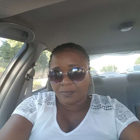 Profile Picture of Felecia Walker (@fwaller) on Poshmark