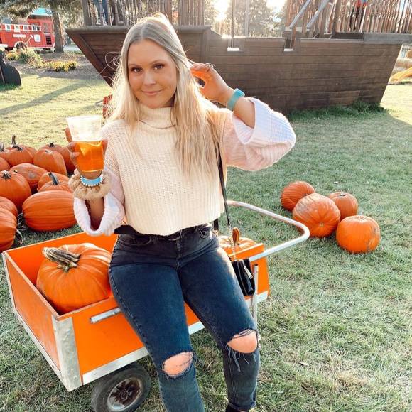 Profile Picture of Ashlyn Erickson (@ashlynerickson) on Poshmark