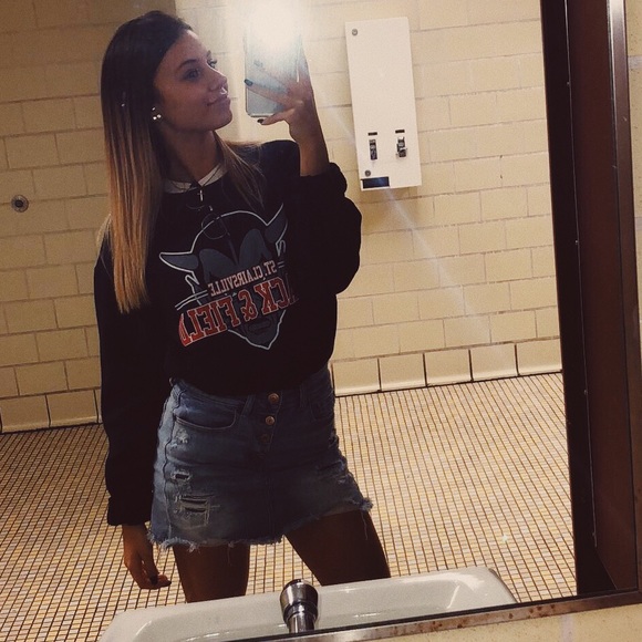 Profile Picture of Destiny Tomich (@destinytomich) on Poshmark