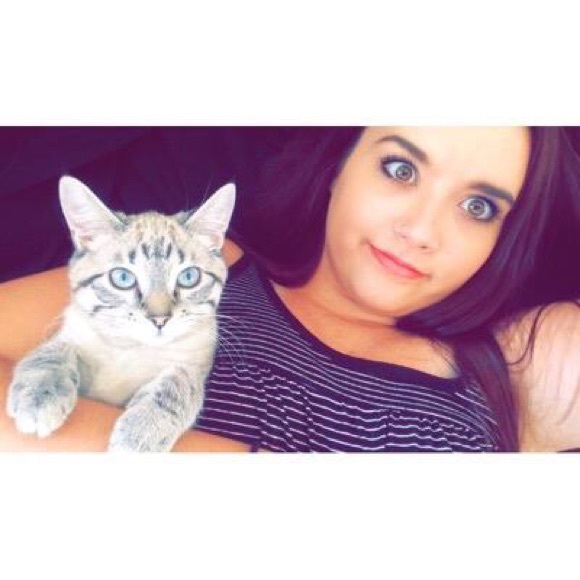 Profile Picture of Alexa Akeyson (@alexawiley) on Poshmark