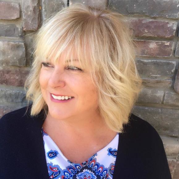 Profile Picture of Lynn Cooper (@lynnlouise) on Poshmark