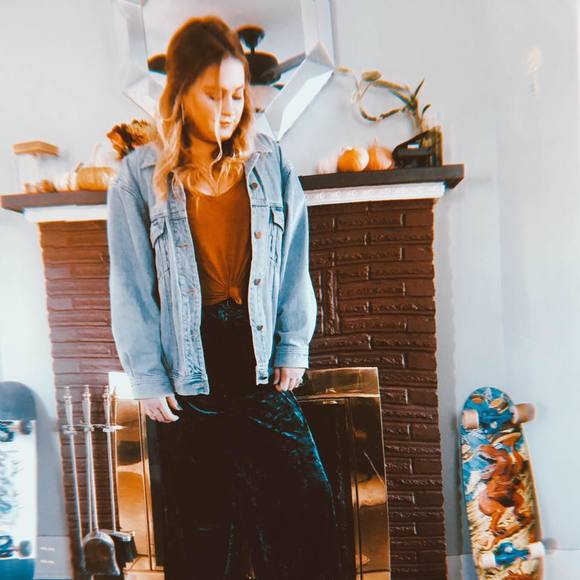 Profile Picture of Maggie Forness (@magpie_123) on Poshmark