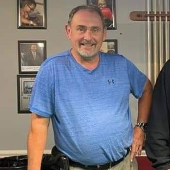 Profile Picture of Kenneth Kern (@kennethkern086) on Poshmark