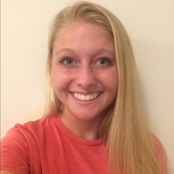 Profile Picture of Emma Hesch (@e_hesch) on Poshmark