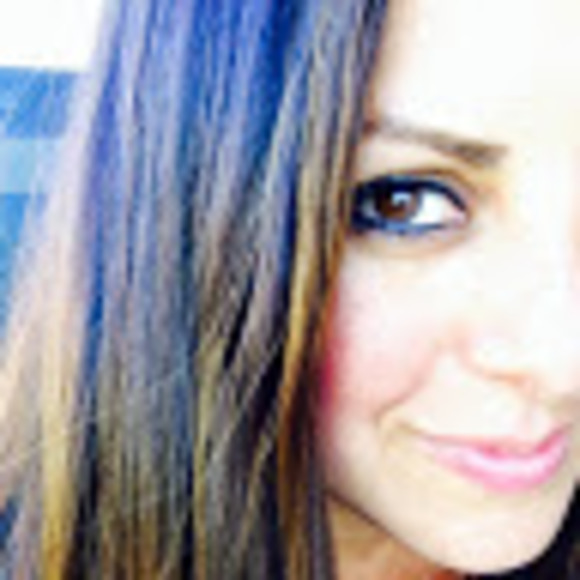 Profile Picture of Natalia Solmon (@crazymofongos) on Poshmark
