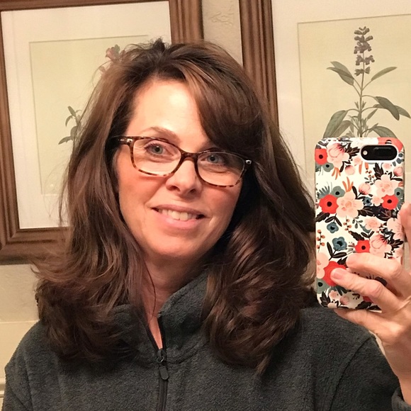 Profile Picture of Julie Schock (@julschock) on Poshmark